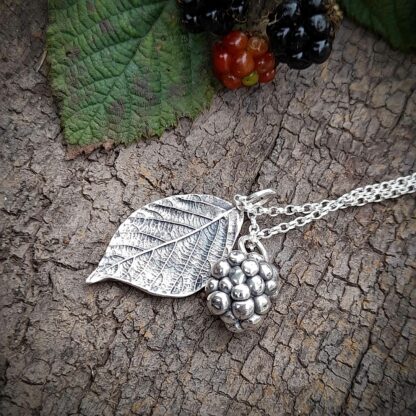 small-bramble-leaf-black-berry-necklace-natural-background-3