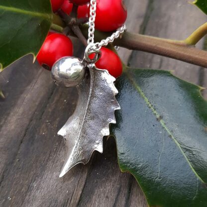 Holly-leaf-berry-necklace-natural-background-2